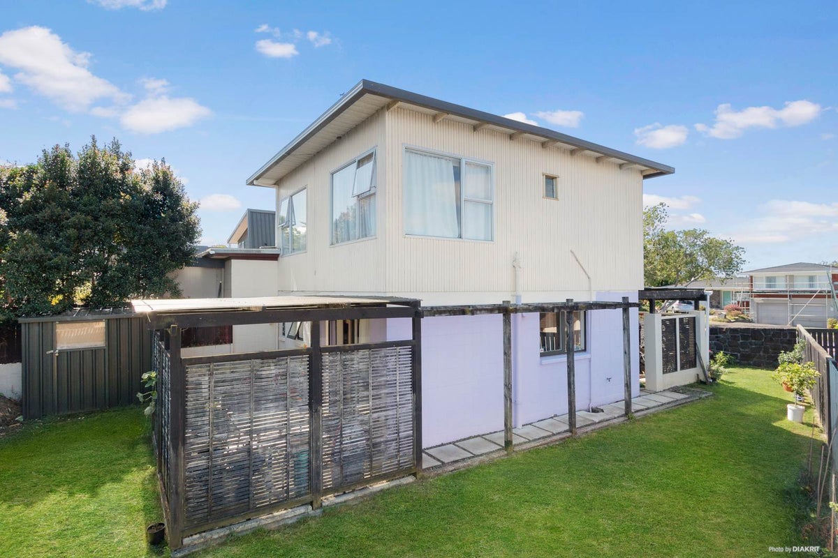 1/6 Stansfield Place, Sunnyhills, Auckland - Carousel 1