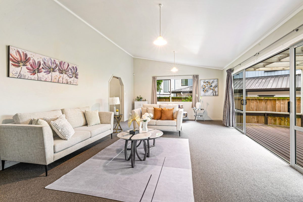 9 Pinehurst Place, Wattle Downs, Auckland - Carousel 2