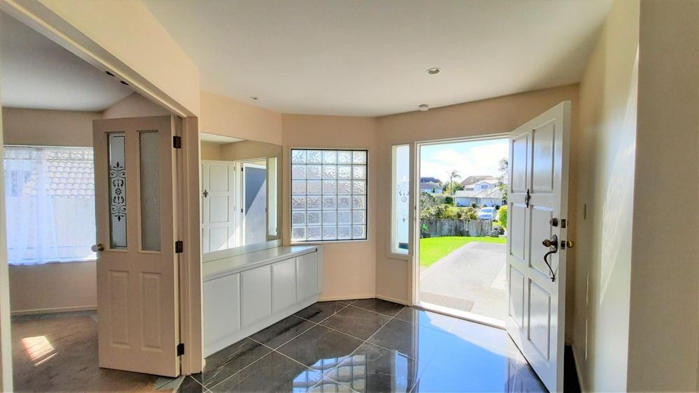7 Napa Court, Shamrock Park, Auckland - Carousel 2