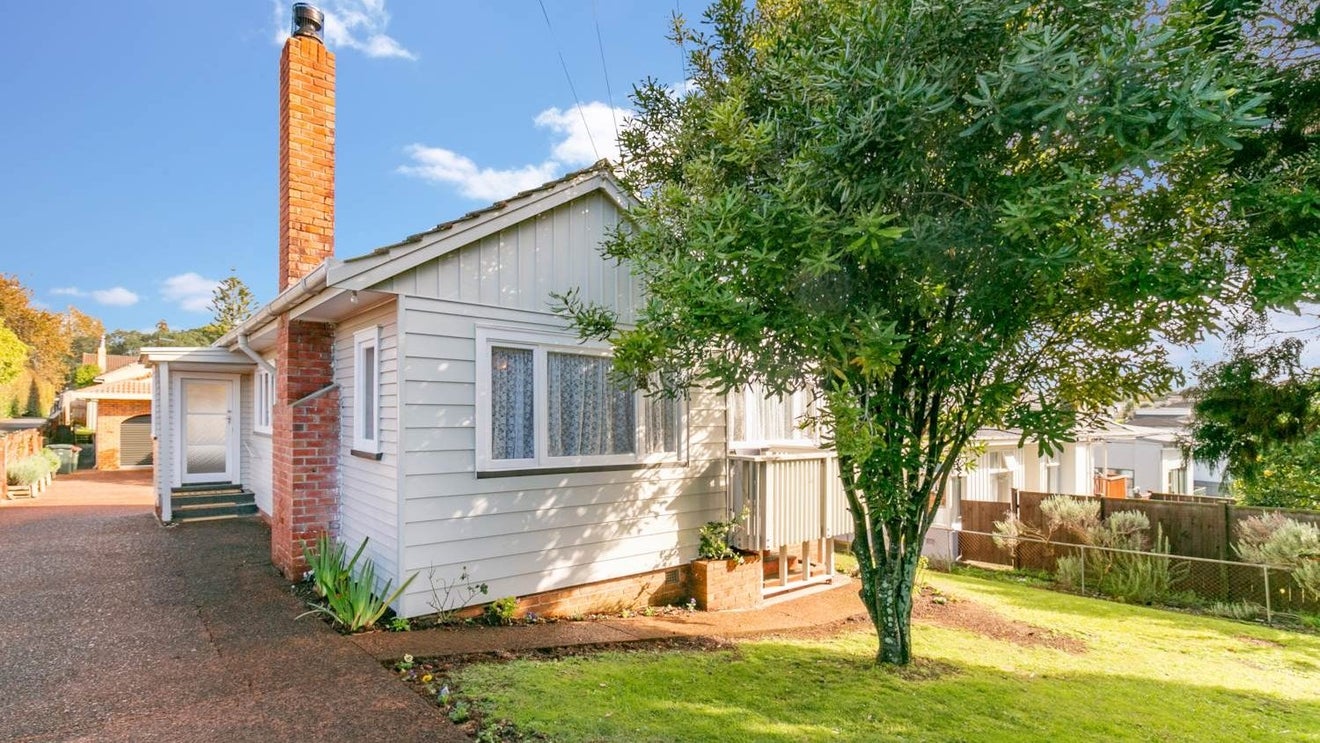 17 Carlton Street, Hillsborough, Auckland - Carousel 1