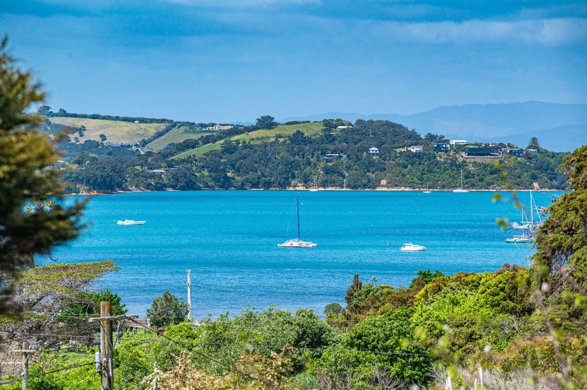 17 Tahatai Road, Oneroa, Waiheke Island - Carousel 2