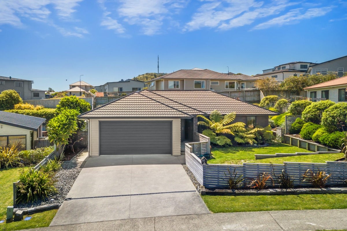 6 Tasman Close, Aotea, Porirua - Carousel 1