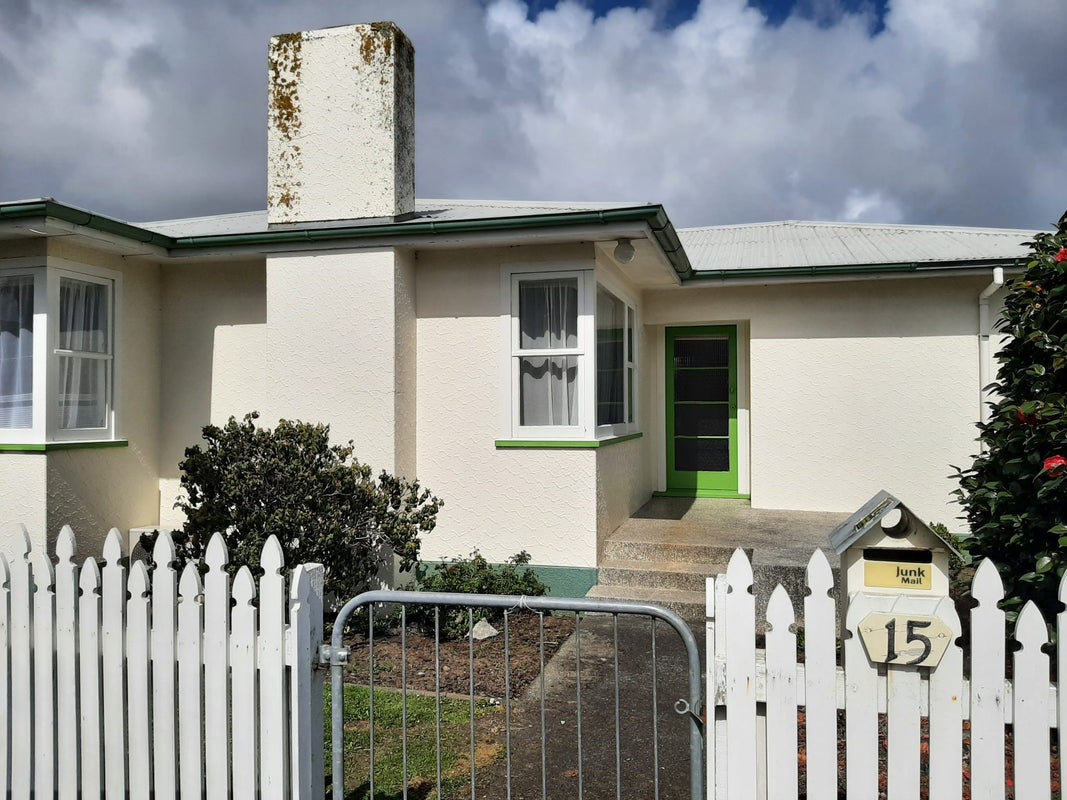 15 Brett Place, Takaro, Palmerston North - Carousel 2