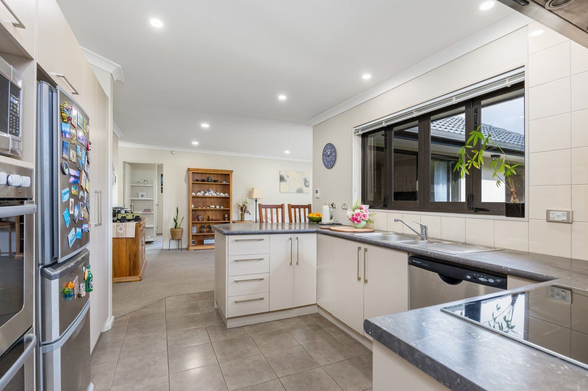 6 Lough Derg Place, Pinehill, Auckland - Carousel 2