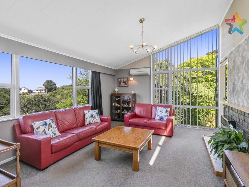 27 Vista Grove, Kelson, Lower Hutt - Carousel 1