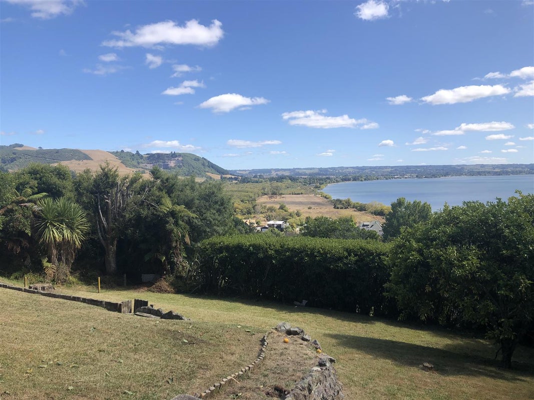 7A Naera Place, Kawaha Point, Rotorua - Carousel 1