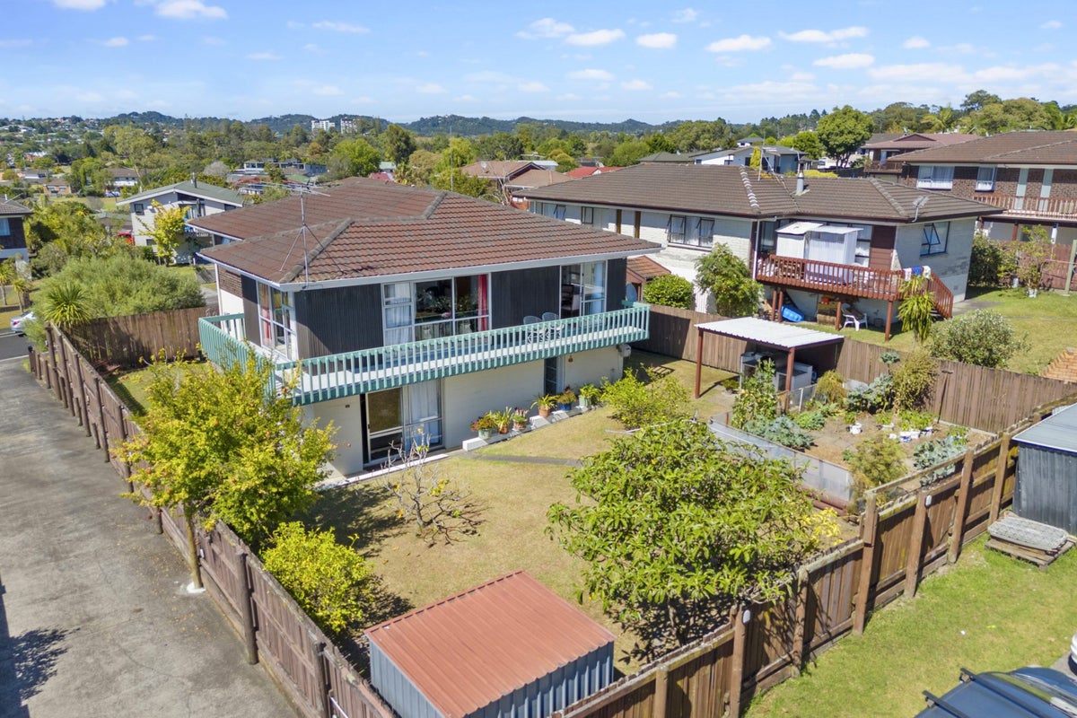 9 Darlington Place, Glendene, Auckland - Carousel 2