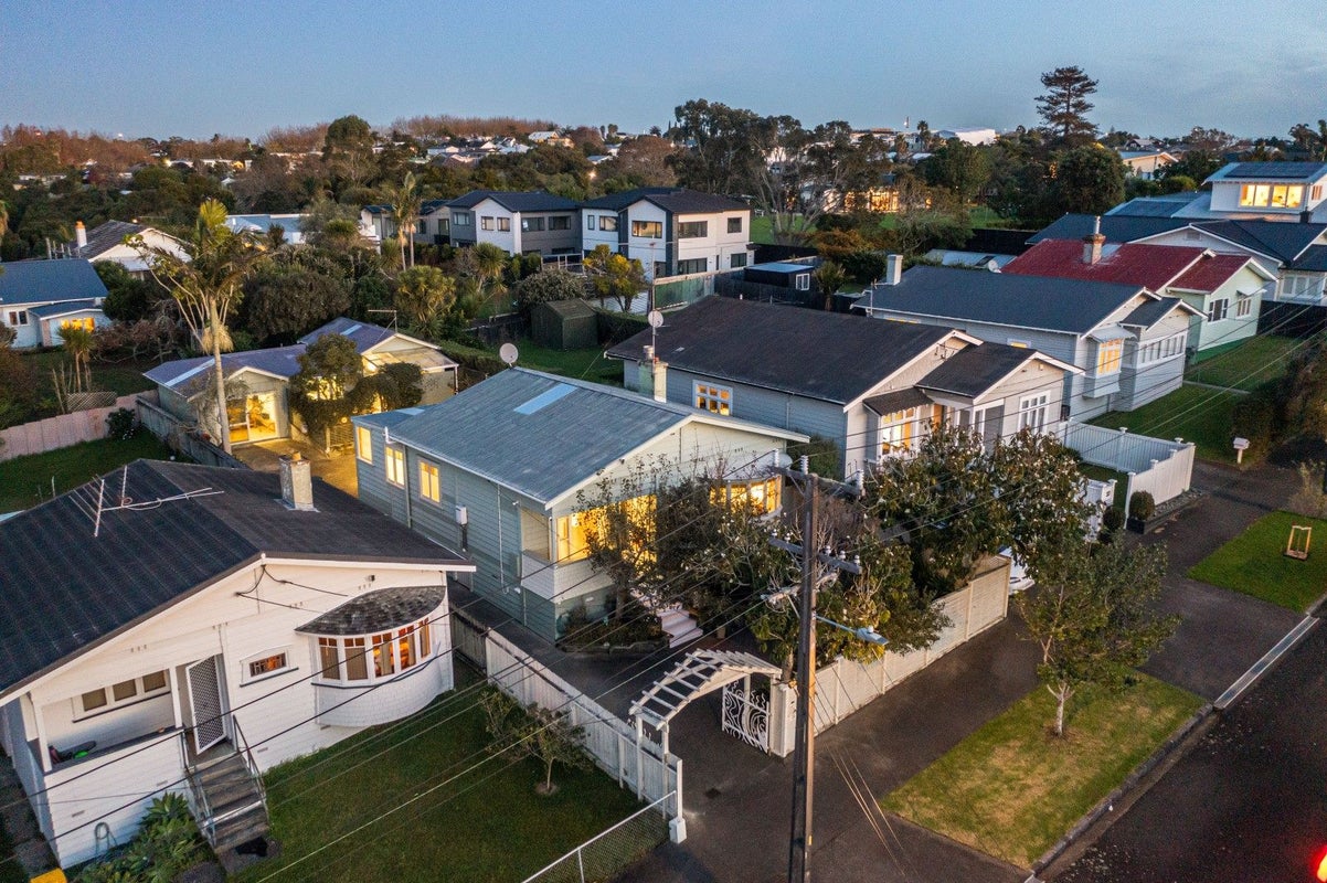 39 Warwick Avenue, Westmere, Auckland - Carousel 1