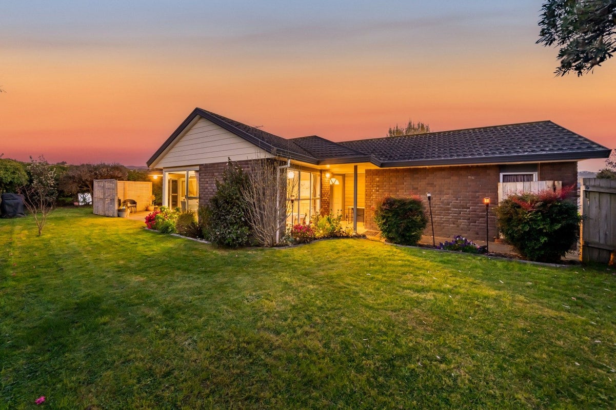 20 Memphis Grove, Totara Park, Upper Hutt - Carousel 1