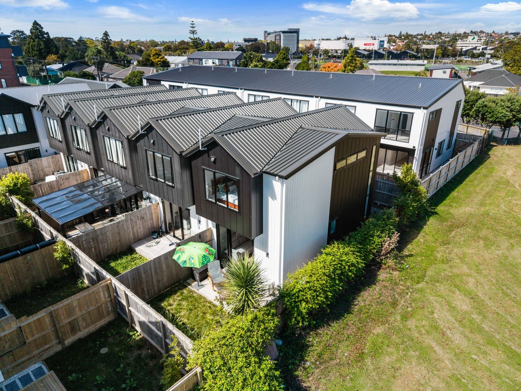 8/28 Smythe Road, Henderson, Auckland - Carousel 27