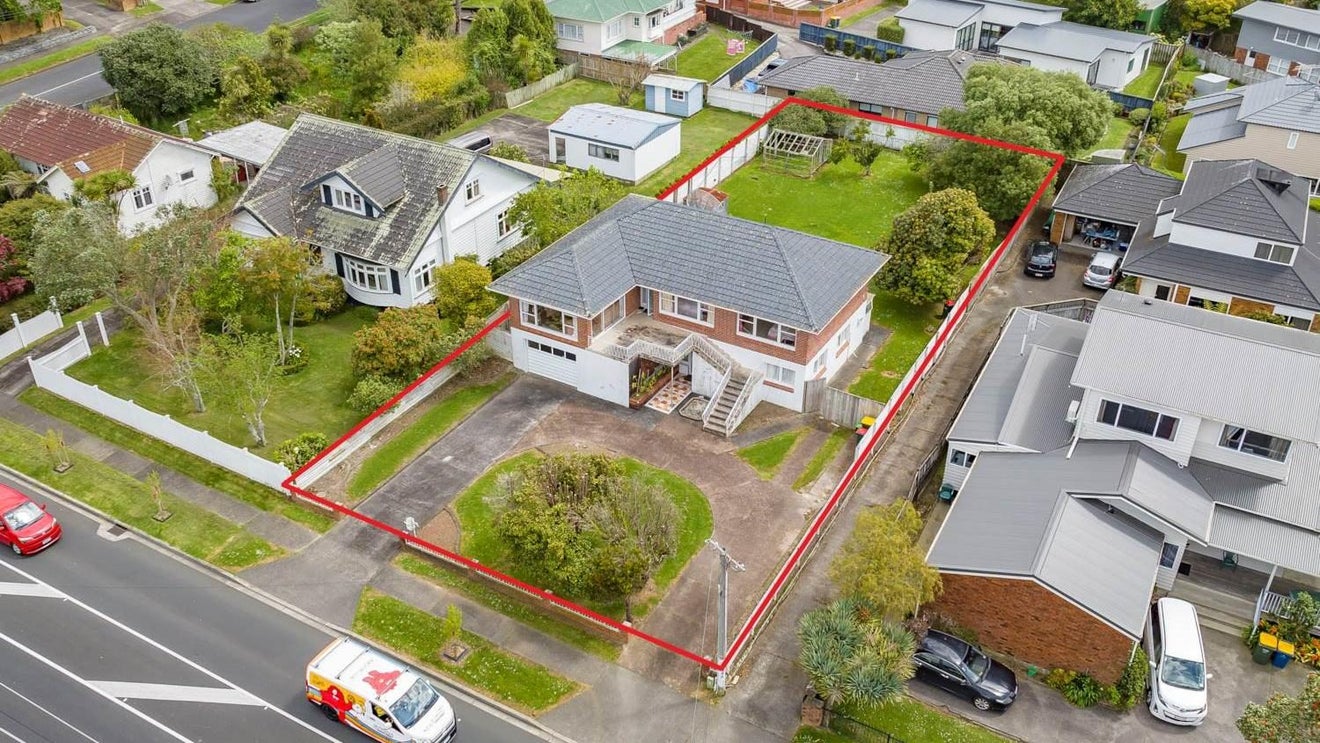 44A Te Atatu Road, Te Atatu South, Auckland - Carousel 1