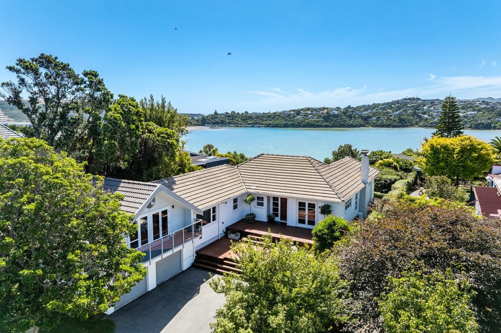 61 Seaview Road, Paremata, Porirua - Carousel 1