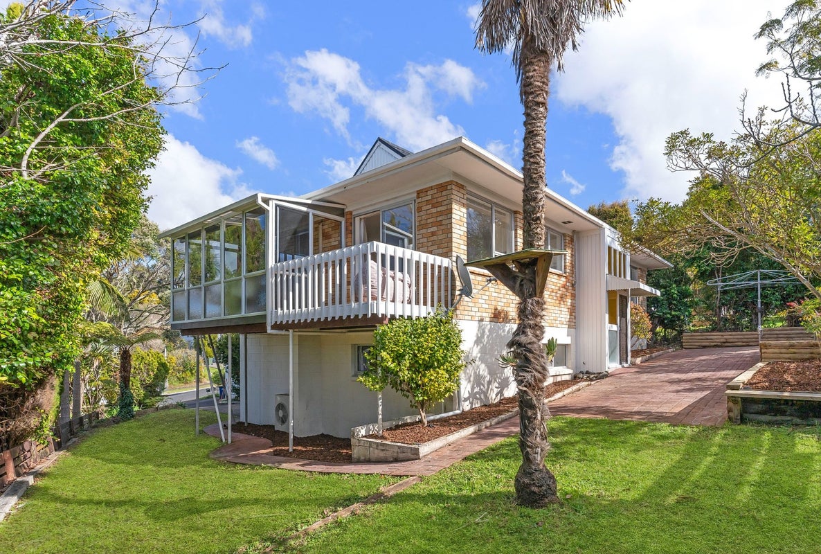 2/13 Gretel Place, Hillcrest, Auckland - Carousel 1