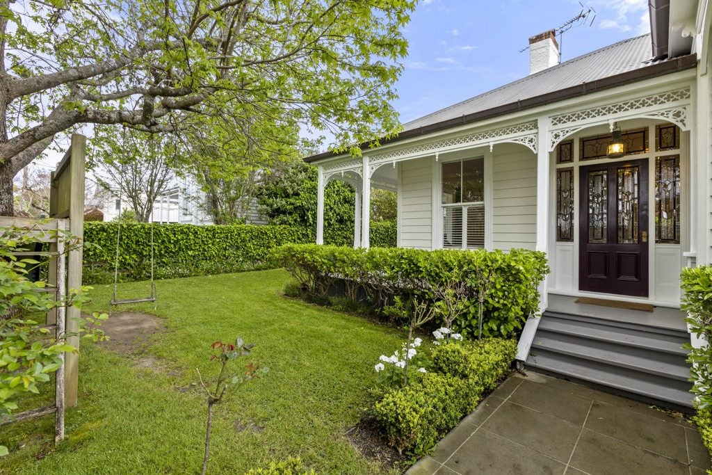 11 Summer Street, Stanley Point, Auckland - Carousel 2