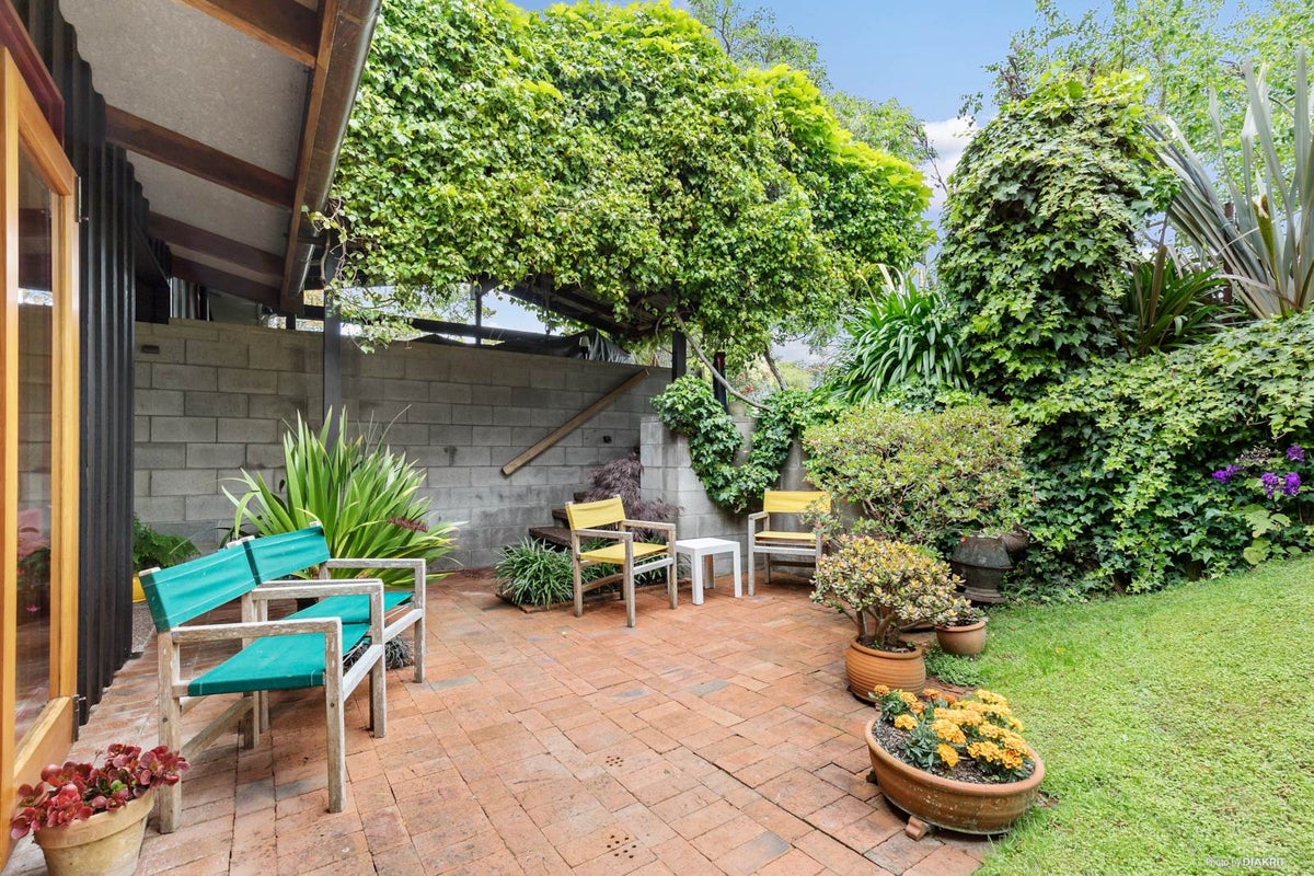 8 Valkyria Place, Beach Haven, Auckland - Carousel 2