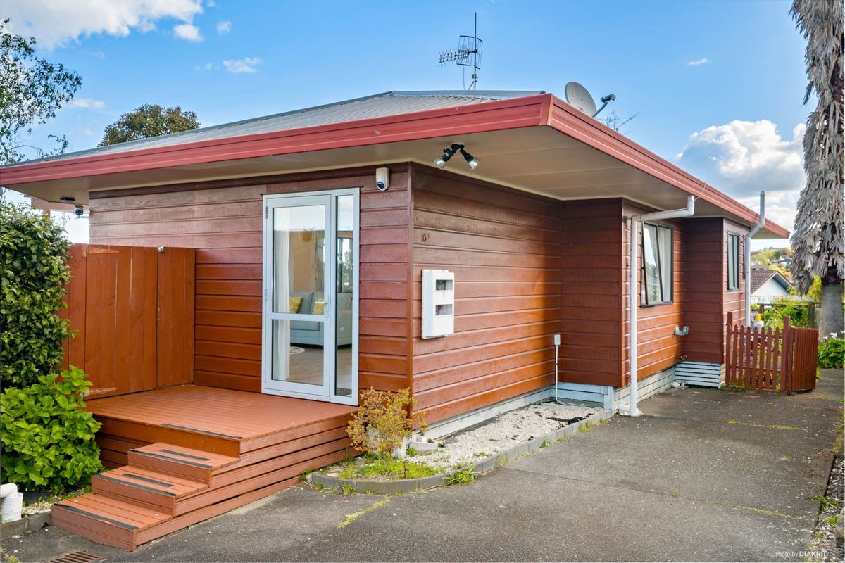 16B CASSANDRA GR, Totara Vale, Auckland - Carousel 1