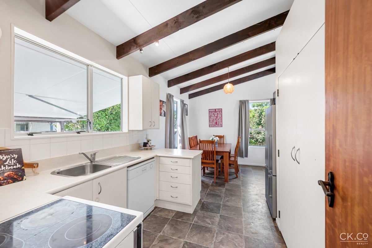 29 Brightwater Crescent, Totara Park, Upper Hutt - Carousel 2