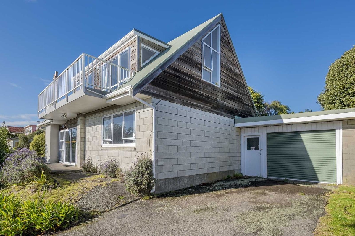 16 Queens Road, Waikanae Beach, Waikanae - Carousel 2
