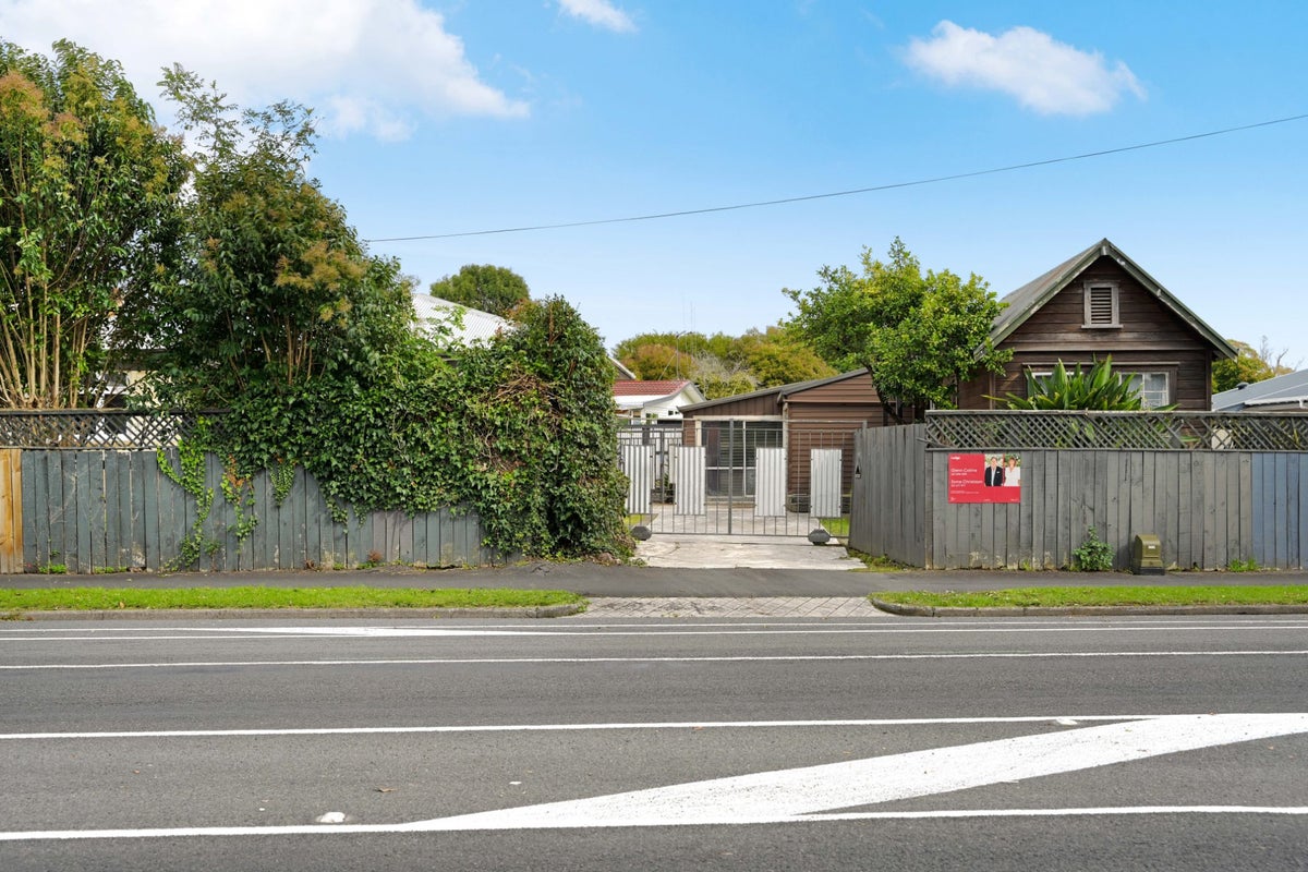 1057 Heaphy Terrace, Fairfield, Hamilton - Carousel 16