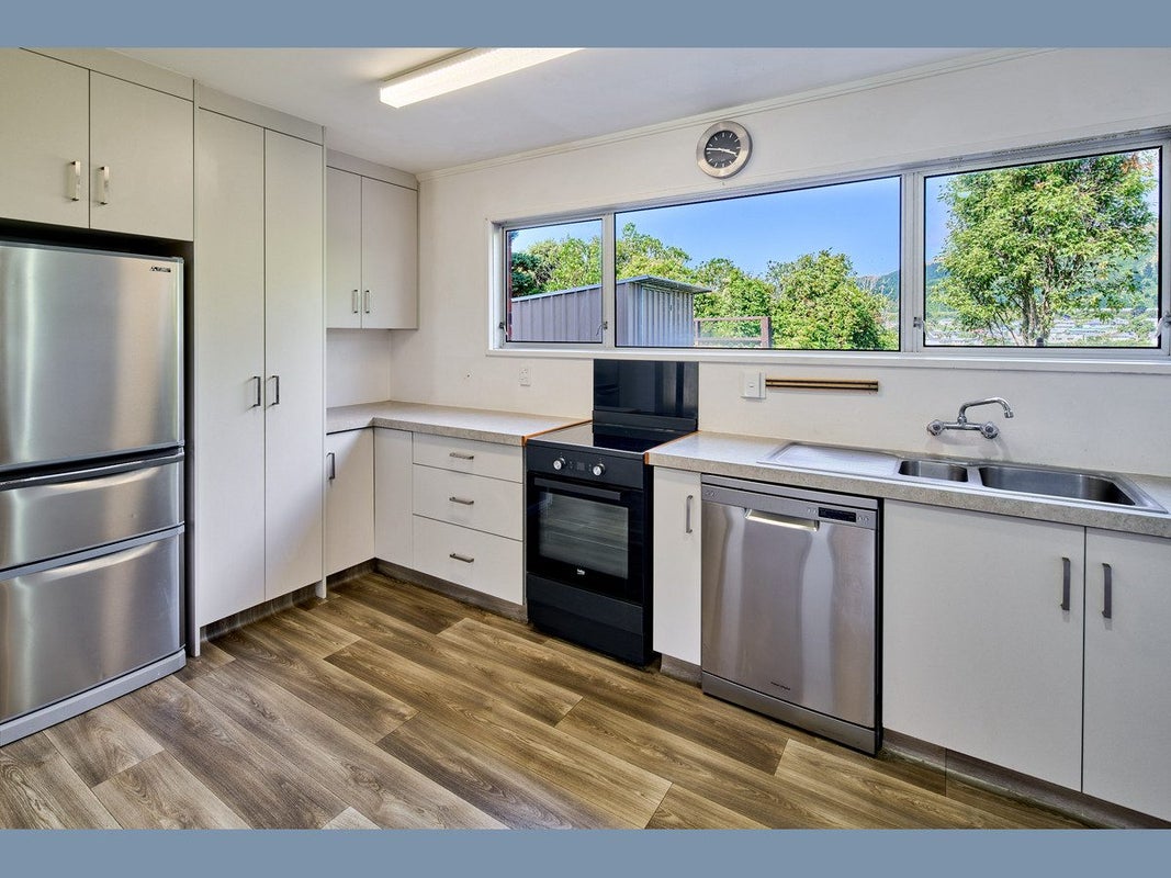 17 Rembrandt Avenue, Tawa, Wellington - Carousel 2