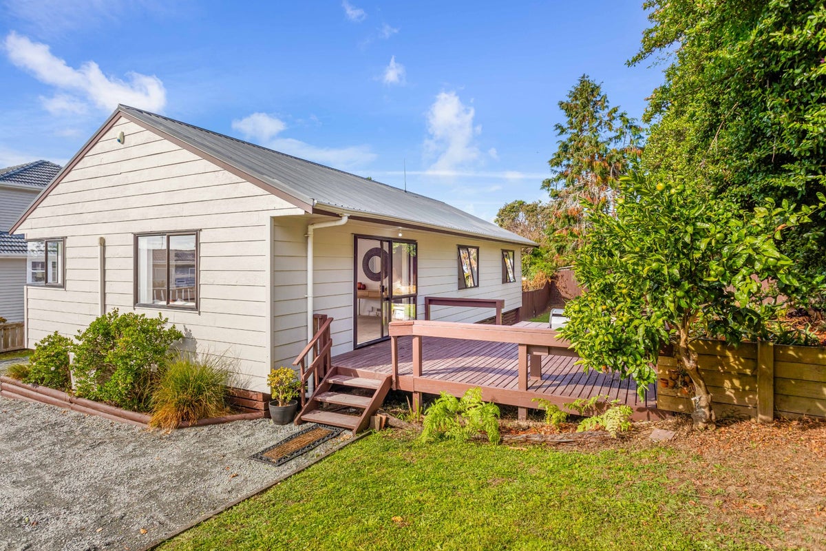 2/194 Waimumu Road, Massey, Auckland - Carousel 1