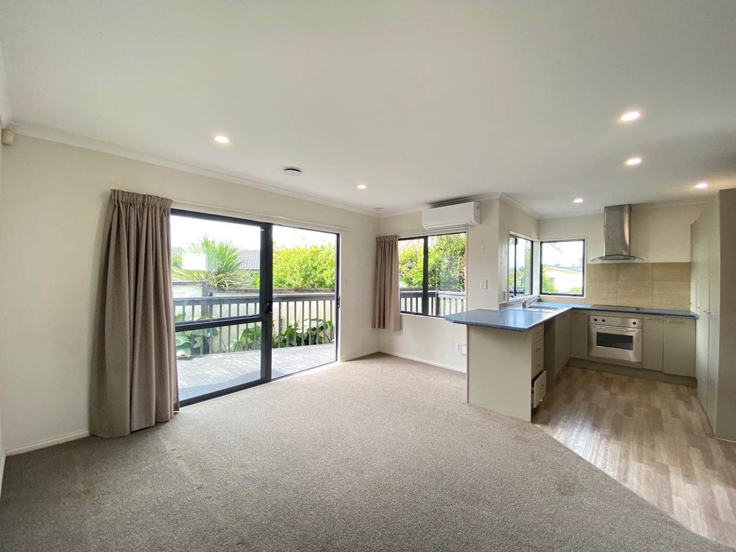 23 Medina Place, Half Moon Bay, Auckland - Carousel 1
