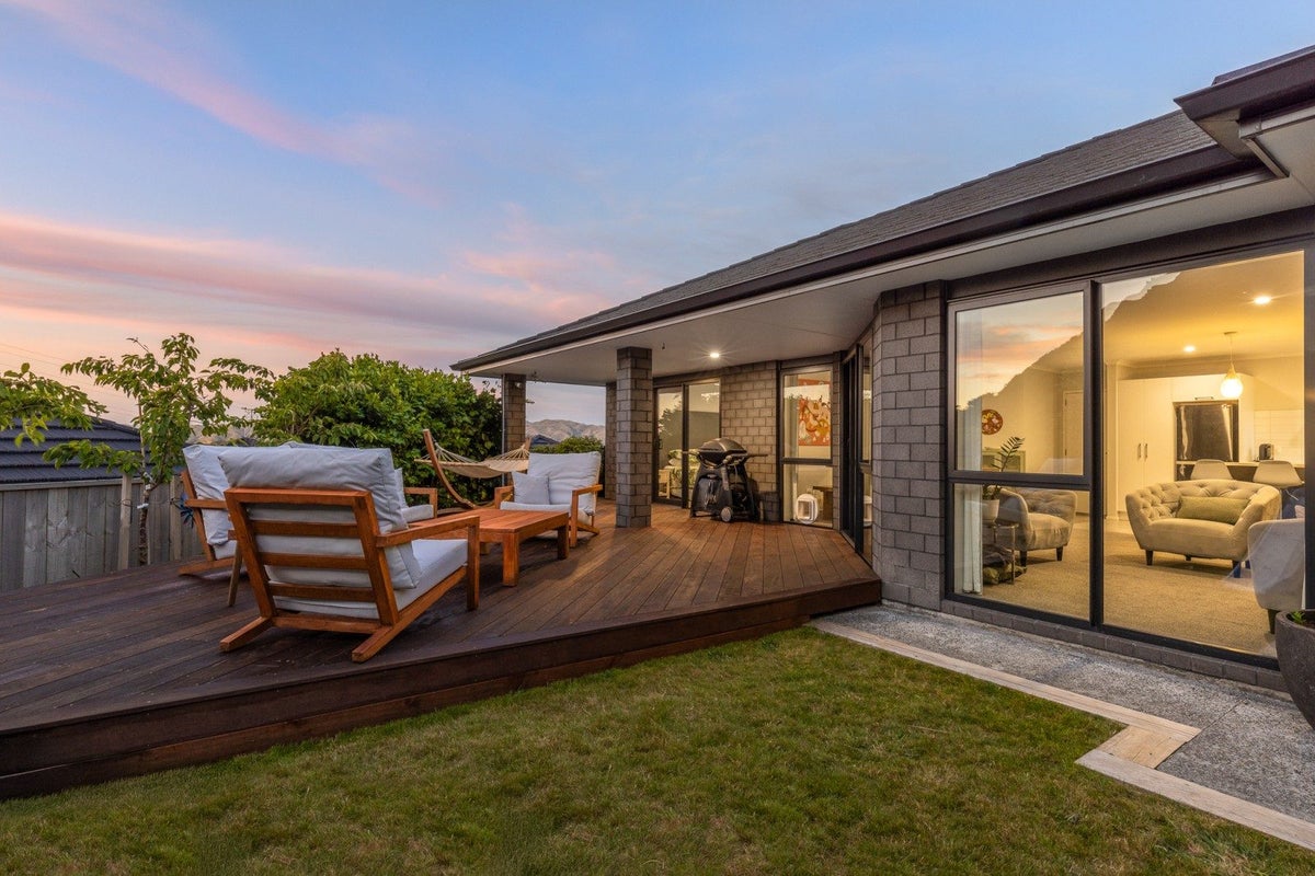 2 Roundhouse Close, Whitby, Porirua - Carousel 2