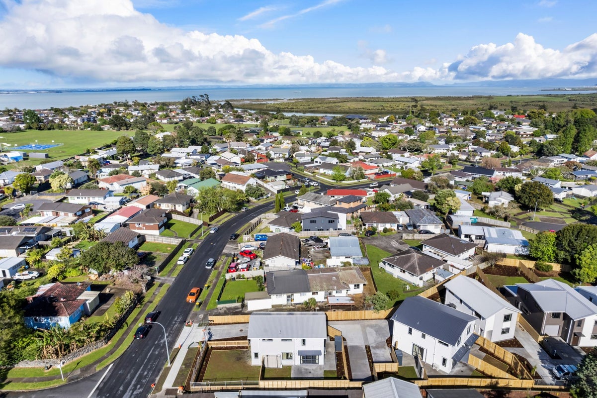 2/15 Moncrieff Avenue, Clendon Park, Auckland - Carousel 15