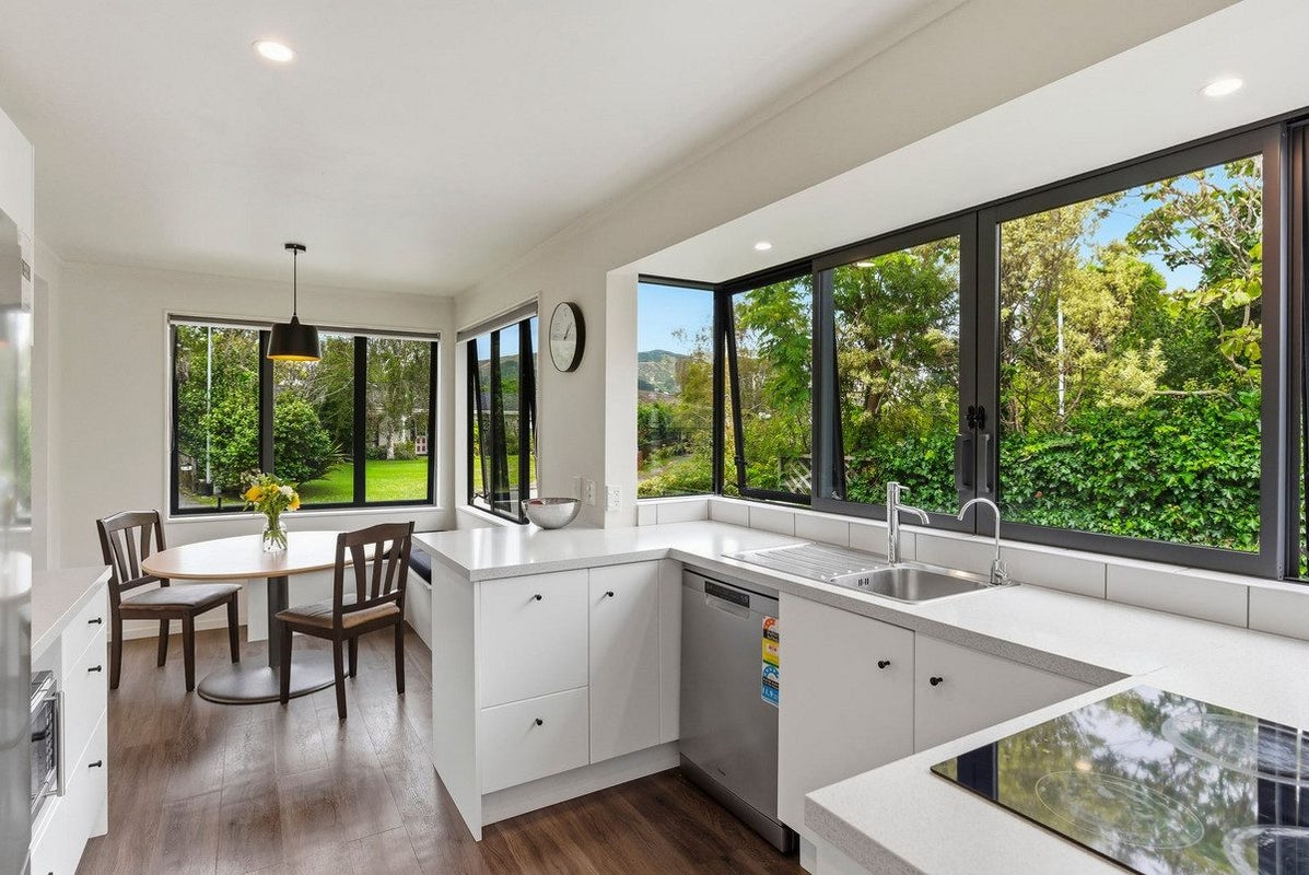 5 Hurworth Grove, Waikanae - Carousel 2