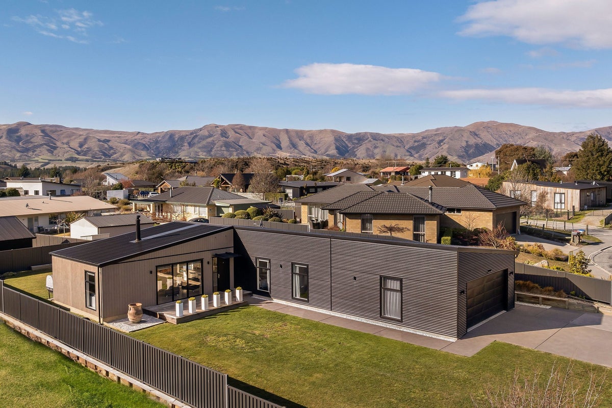 11 Alice Burn Drive, Luggate - Carousel 1