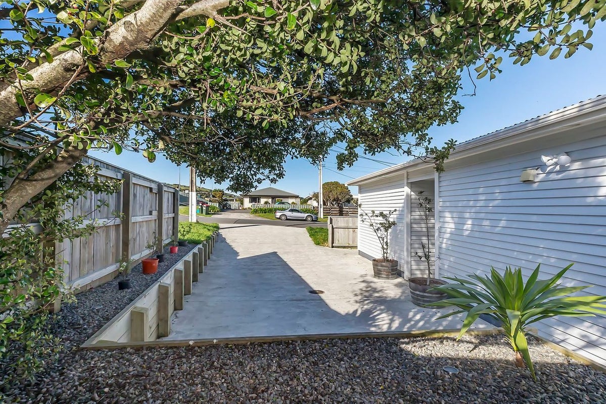 27A Mexted Terrace, Tawa, Wellington - Carousel 19