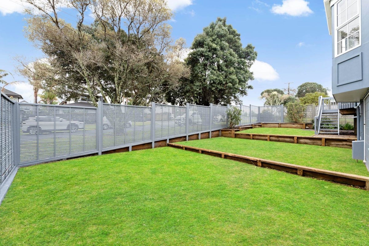 1/1 Folkestone Street, Murrays Bay, Auckland - Carousel 30