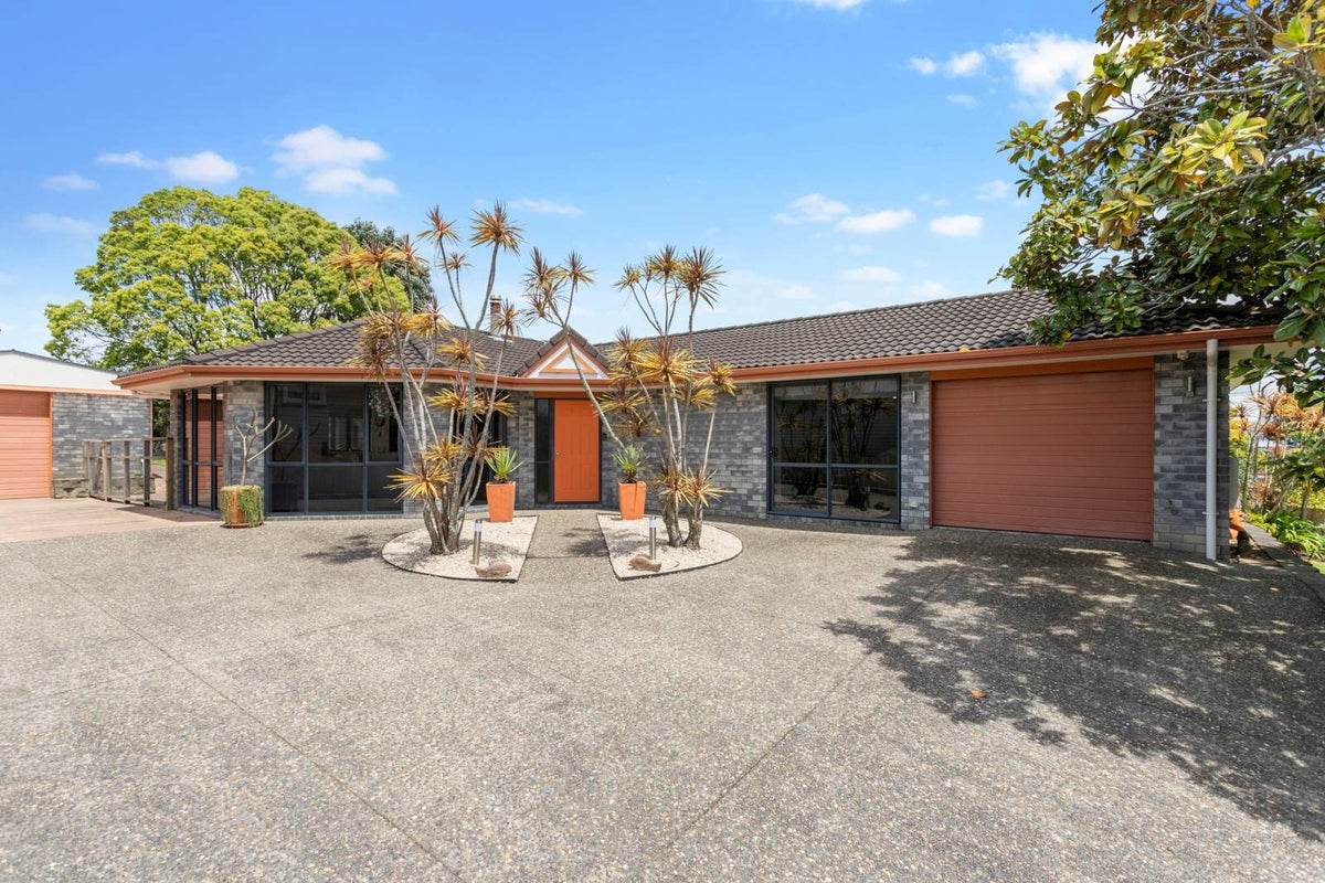69 Sylvan Crescent, Te Atatu South, Auckland - Carousel 1