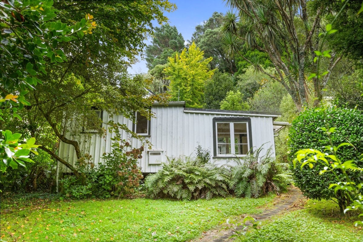 12B Marina Grove, Frankleigh Park, New Plymouth - Carousel 1