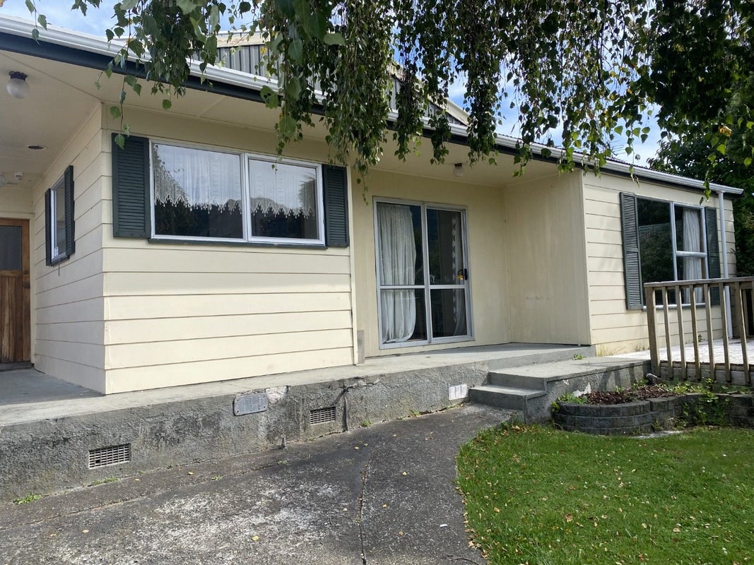 52 California Drive, Totara Park, Upper Hutt - Carousel 1