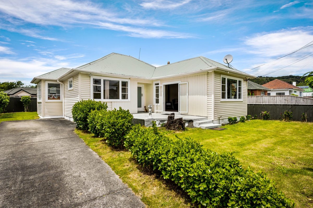 18 Ebdentown Street, Ebdentown, Upper Hutt - Carousel 1