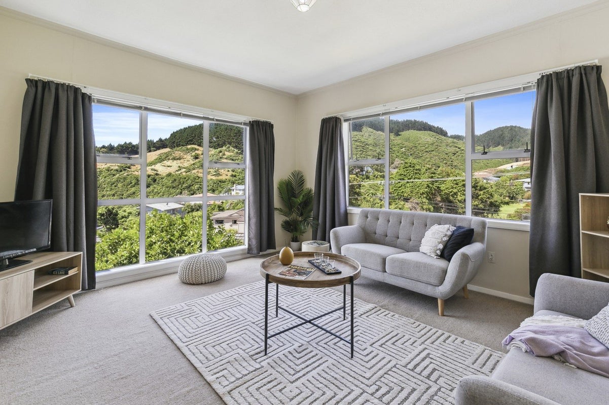 44 Raroa Terrace, Tawa, Wellington - Carousel 2