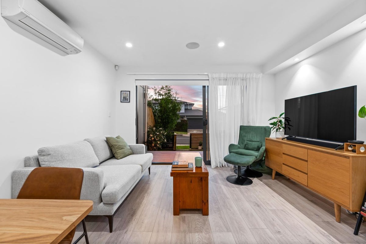5/1A Royal View Road, Te Atatu South, Auckland - Carousel 2
