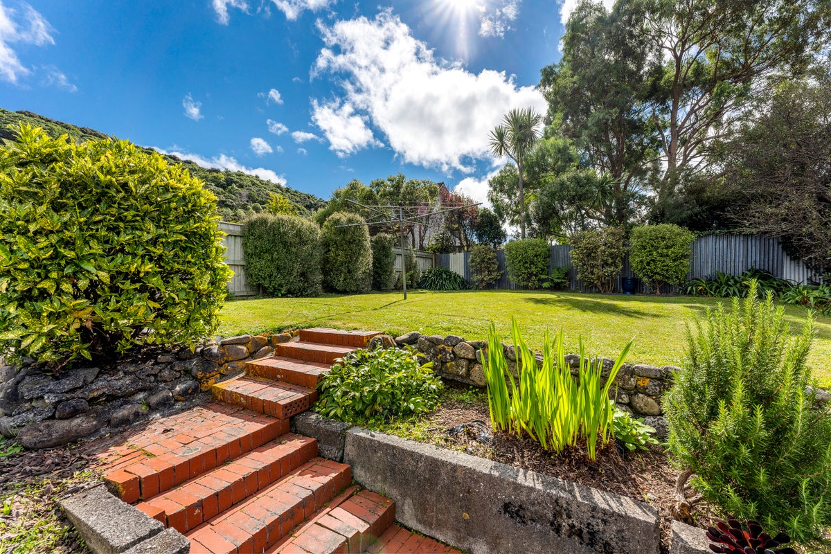 1/3 Ely GR, HOMEDALE, WAINUIOMATA - Carousel 1