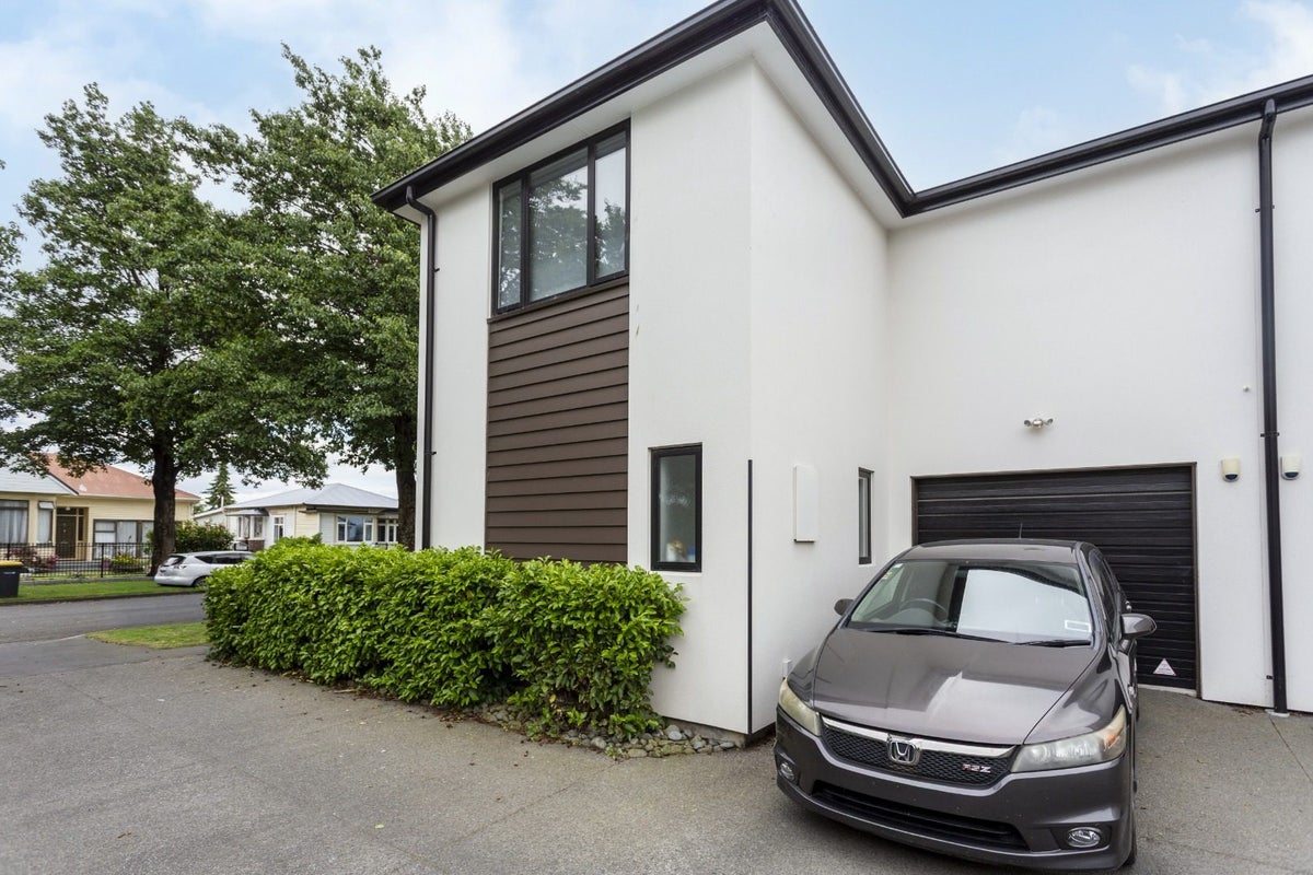 8 Defoe Place, Waltham, Christchurch - Carousel 1