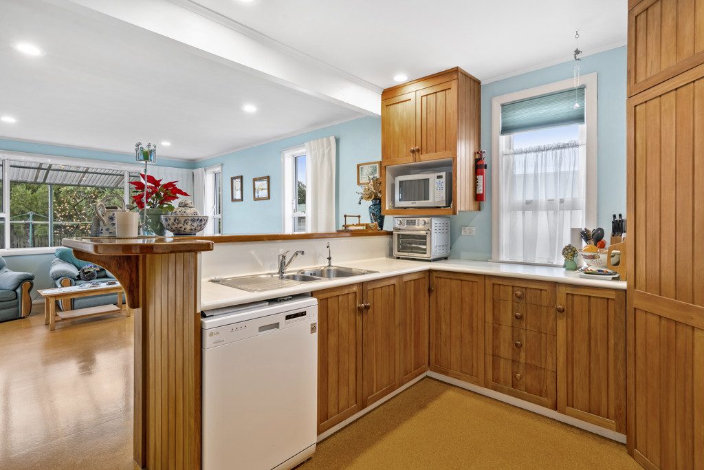 8 Craig Grove, Elderslea, Upper Hutt - Carousel 1
