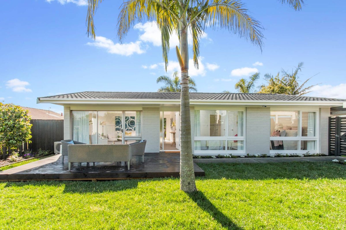 25 HEDGE ROW, Sunnyhills, Auckland - Carousel 1