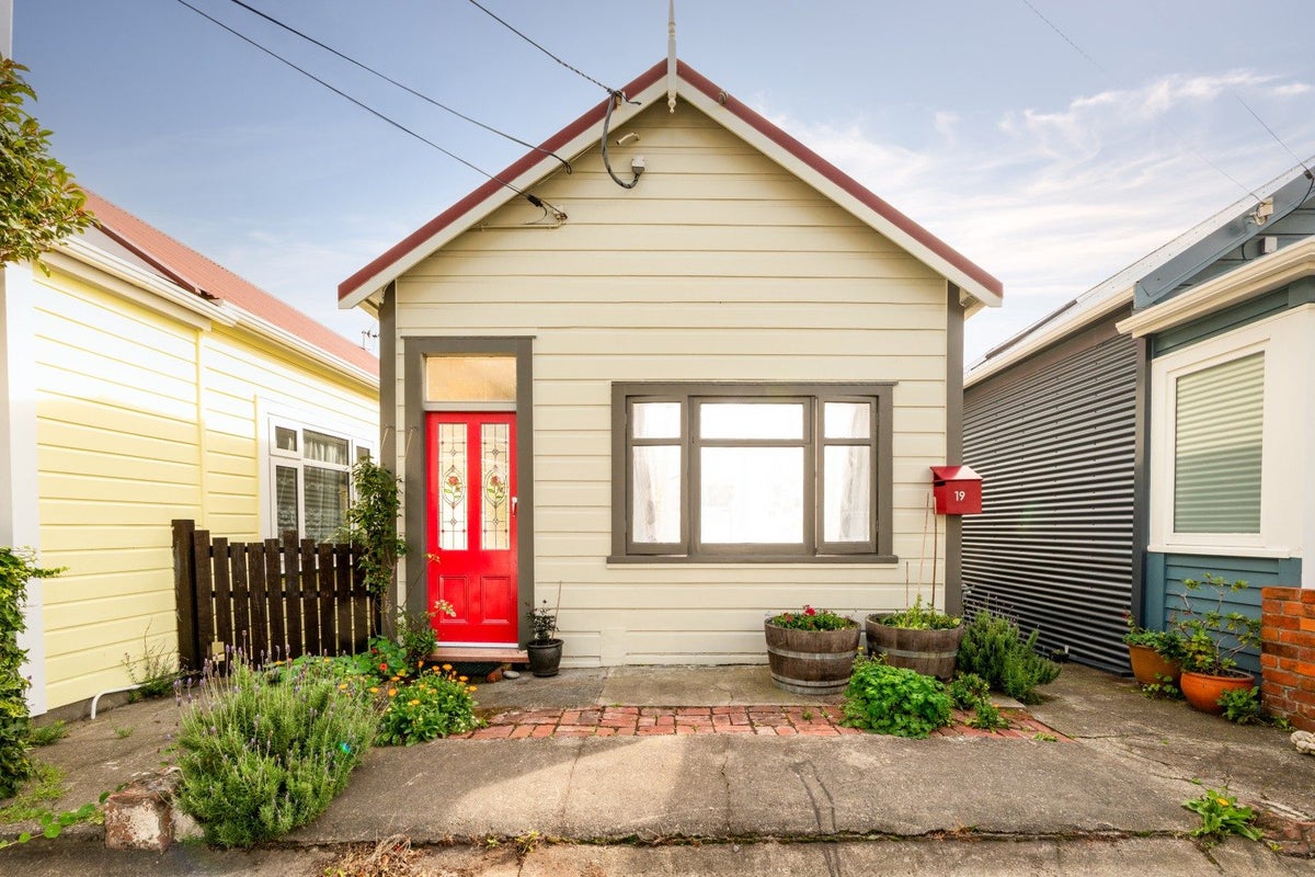 19 Moir Street, Mount Victoria, Wellington - Carousel 19