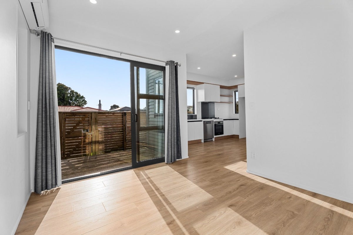 8/4 Edgerton Road, Te Atatu Peninsula, Auckland - Carousel 2