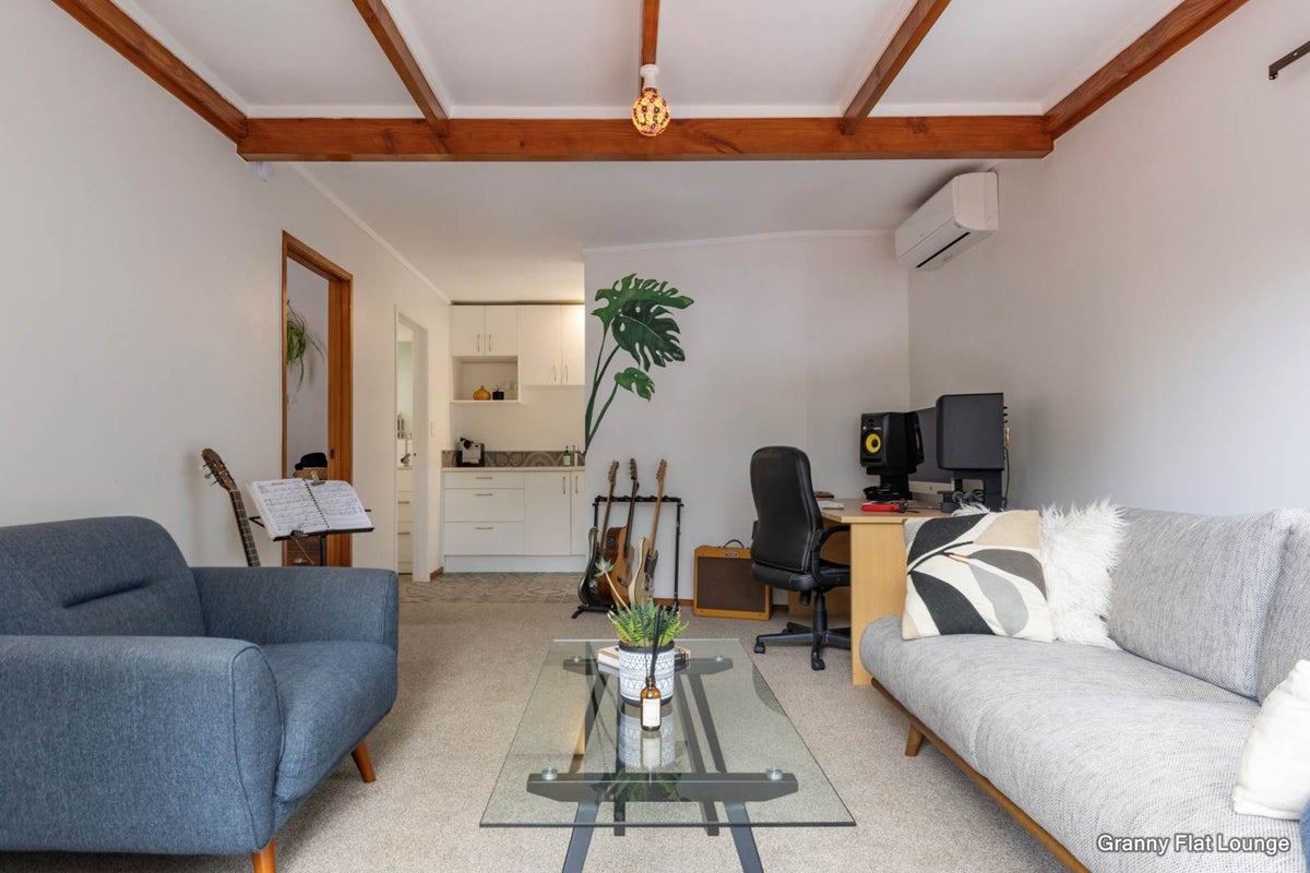 28 Minnehaha Avenue, Titirangi, Auckland - Carousel 2