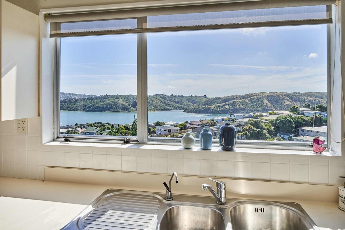 10 Moray Place, Papakowhai, Porirua - Carousel 2