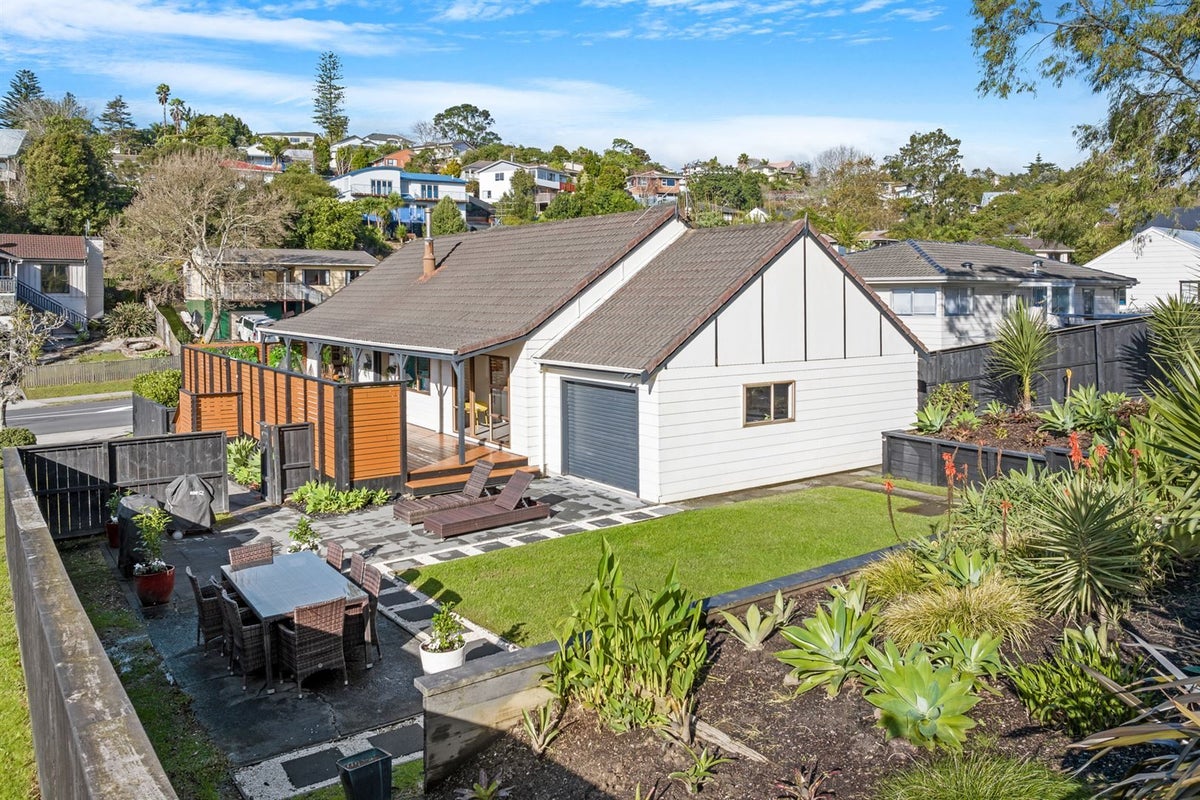 82 Oaktree Avenue, Browns Bay, Auckland - Carousel 1