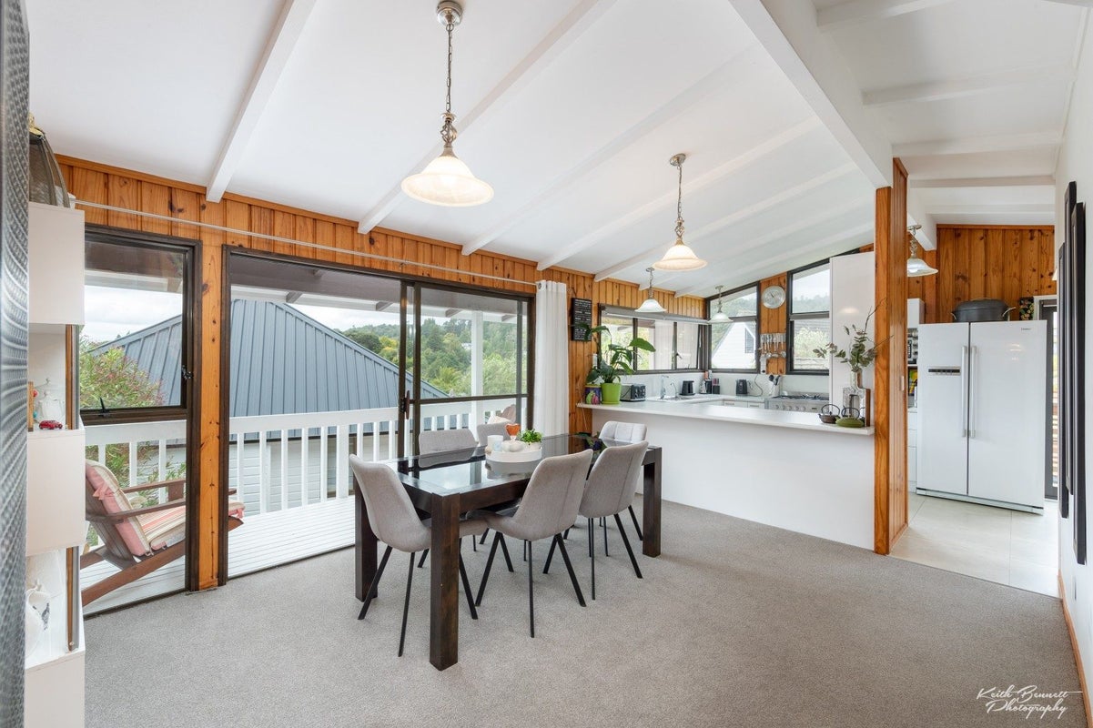 8 Tapestry Grove, Silverstream, Upper Hutt - Carousel 2