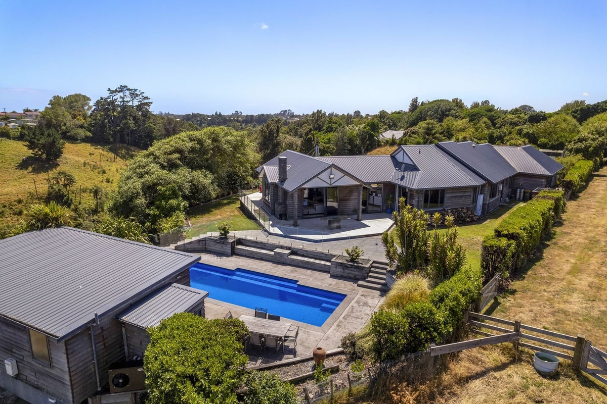 14B Rennell Street, Frankleigh Park, New Plymouth - Carousel 1