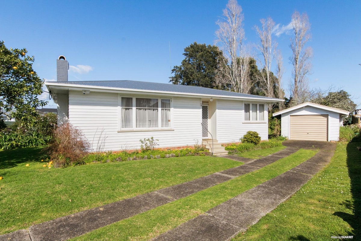 37 Neil Avenue, Te Atatu Peninsula, Auckland - Carousel 1